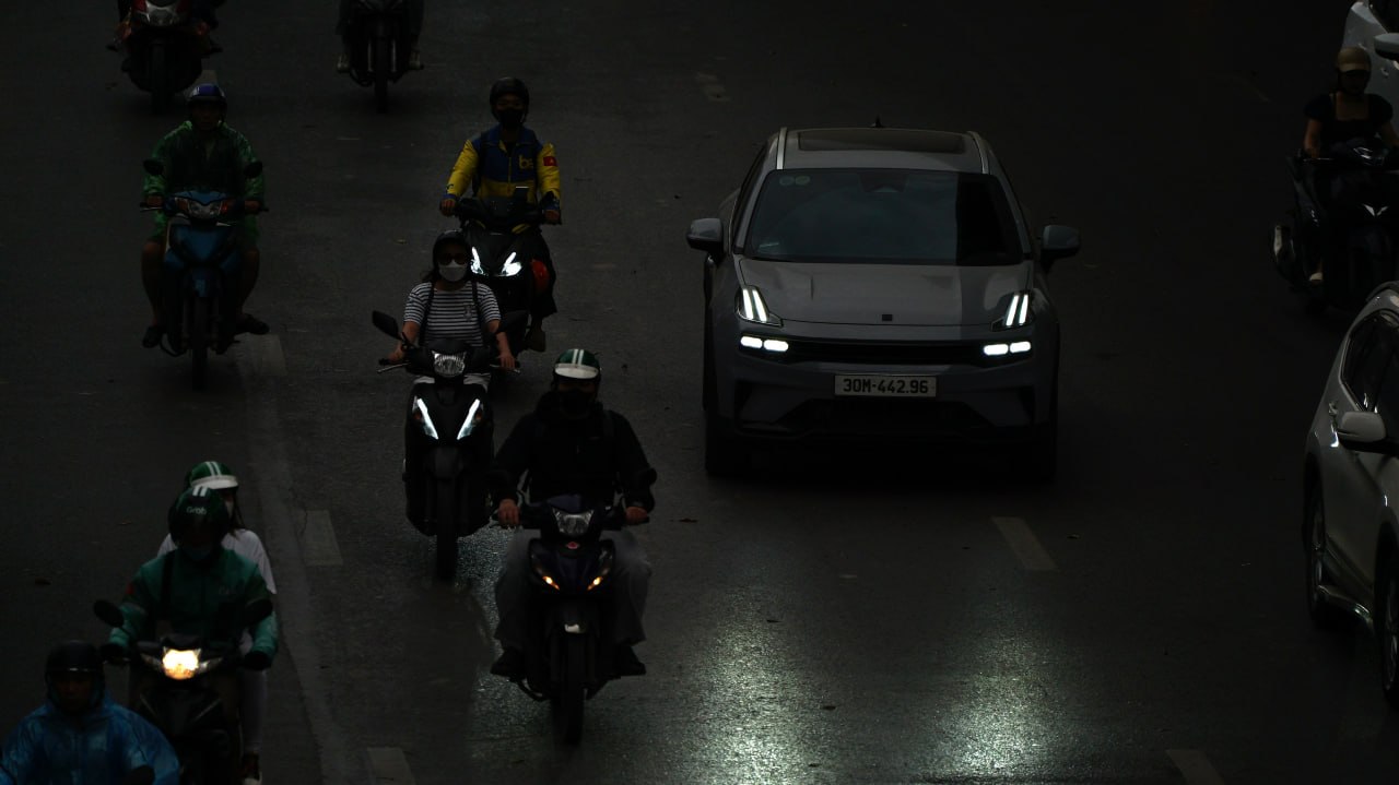 Cảnh tượng hiếm thấy ở H&agrave; Nội l&uacute;c 9h s&aacute;ng - Ảnh 2.