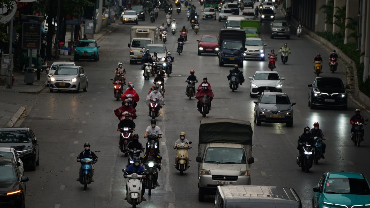 Cảnh tượng hiếm thấy ở H&agrave; Nội l&uacute;c 9h s&aacute;ng - Ảnh 3.