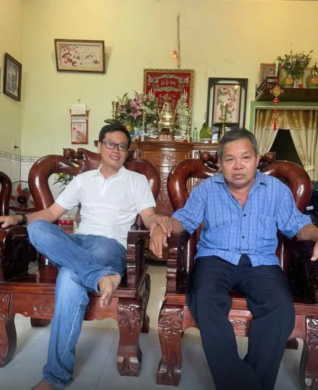 Bố vợ mếu m&aacute;o &ocirc;m h&ocirc;n con rể nằm tr&ecirc;n giường bệnh: C&acirc;u chuyện đau l&ograve;ng ph&iacute;a sau- Ảnh 2.