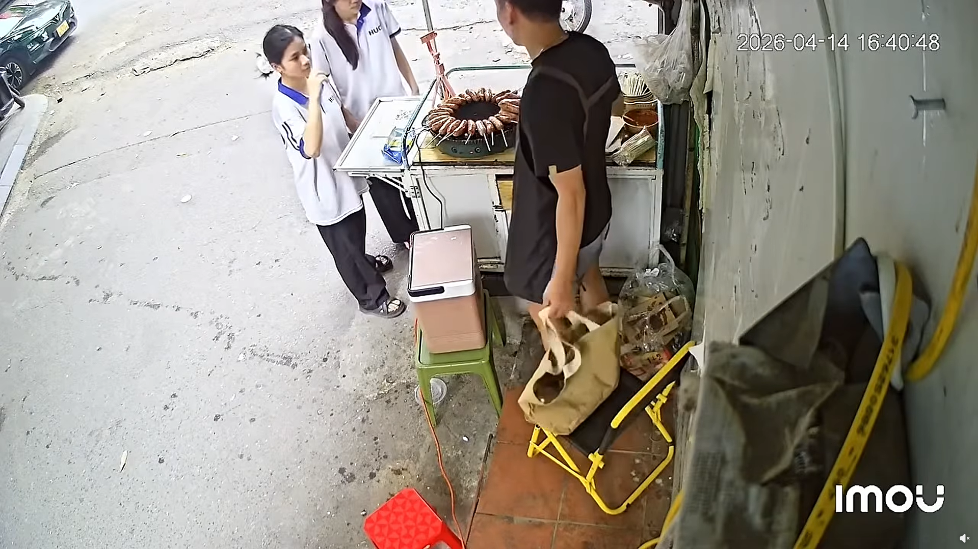 Chủ qu&aacute;n lạp xưởng nhờ 2 nữ sinh tr&ocirc;ng hộ qu&aacute;n, quay lại thấy cảnh phải cắt ngay camera đăng khắp nơi- Ảnh 1.