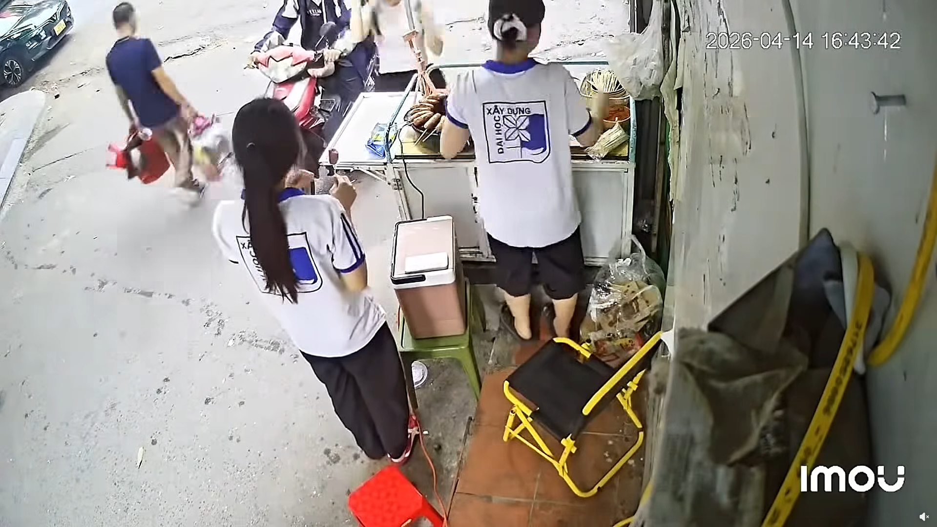 Chủ qu&aacute;n lạp xưởng nhờ 2 nữ sinh tr&ocirc;ng hộ qu&aacute;n, quay lại thấy cảnh phải cắt ngay camera đăng khắp nơi- Ảnh 2.