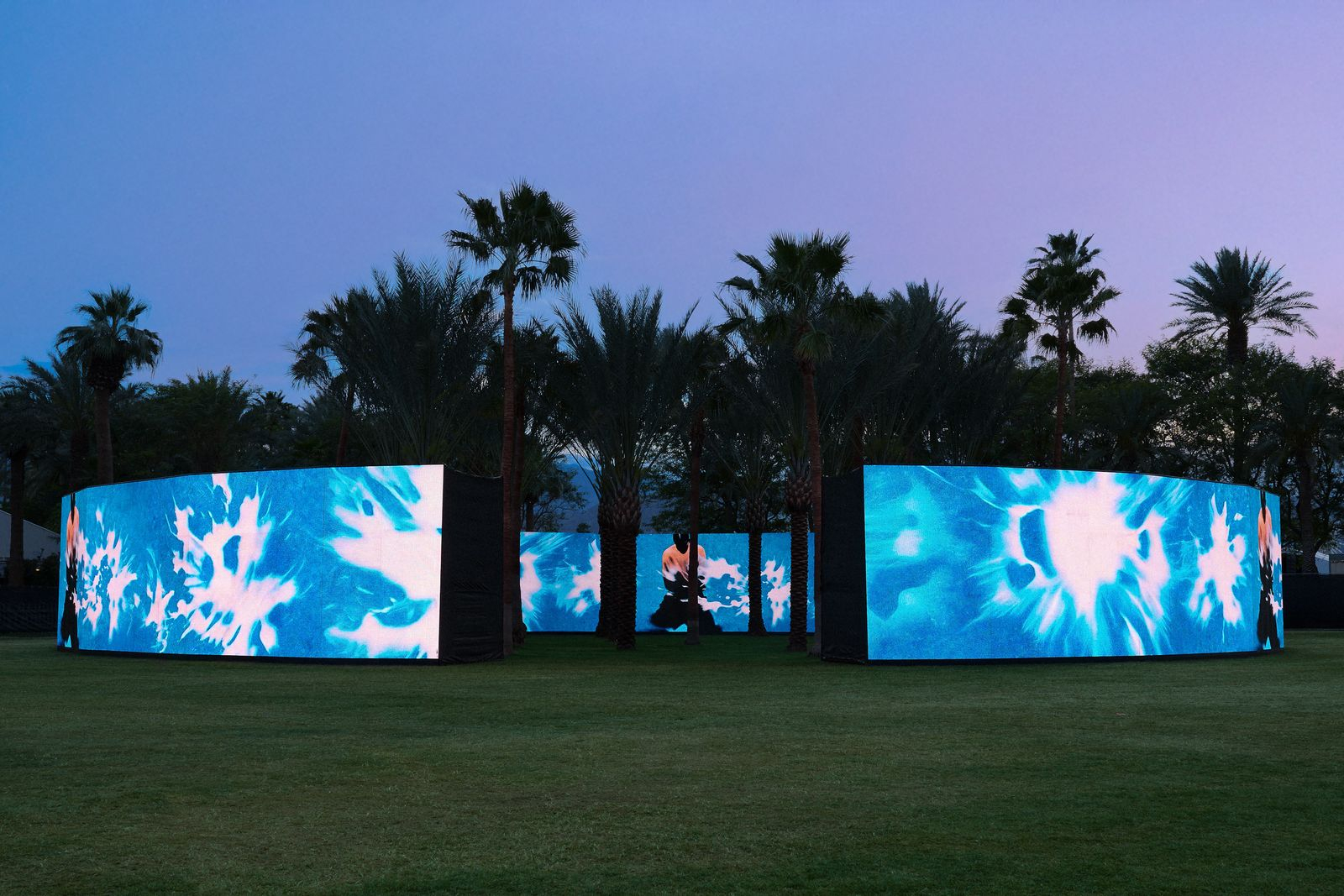 Ch&ecirc; th&igrave; cứ ch&ecirc;, Justin Bieber lập kỷ lục thu về 132 tỷ đồng từ việc b&aacute;n quần &aacute;o ở Coachella- Ảnh 2.