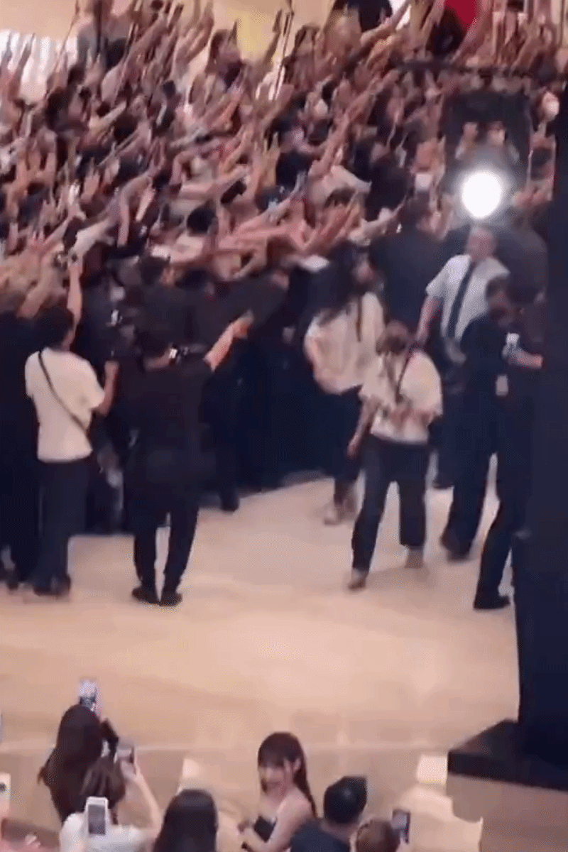 Khủng khiếp cảnh biển người chen k&iacute;n 5 tầng lầu trung t&acirc;m thương mại, mọi thứ n&aacute;o loạn v&igrave; Trương Lăng H&aacute;ch xuất hiện- Ảnh 3.