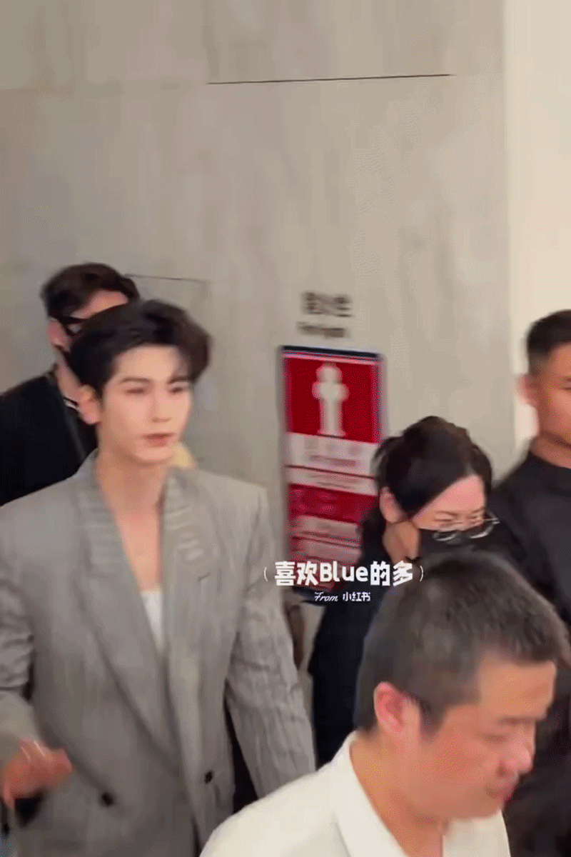 Khủng khiếp cảnh biển người chen k&iacute;n 5 tầng lầu trung t&acirc;m thương mại, mọi thứ n&aacute;o loạn v&igrave; Trương Lăng H&aacute;ch xuất hiện- Ảnh 4.