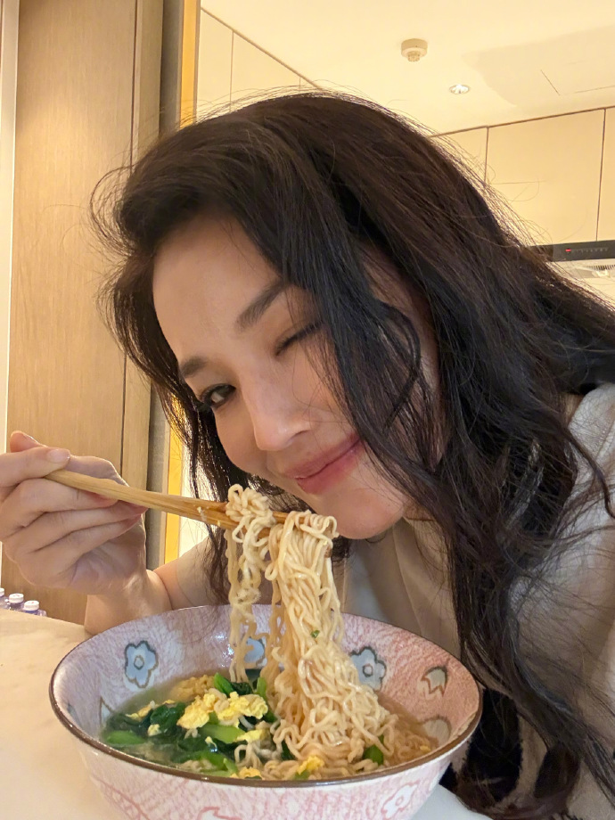 Thư Kỳ: "Kh&ocirc;ng trang điểm, t&ocirc;i cũng giống phụ nữ 50 tuổi" - Ảnh 11.