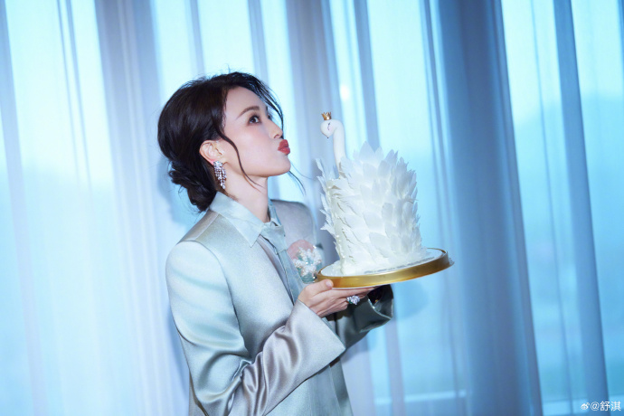 Thư Kỳ: "Kh&ocirc;ng trang điểm, t&ocirc;i cũng giống phụ nữ 50 tuổi" - Ảnh 10.