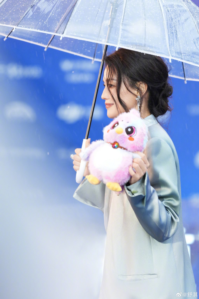 Thư Kỳ: "Kh&ocirc;ng trang điểm, t&ocirc;i cũng giống phụ nữ 50 tuổi" - Ảnh 9.