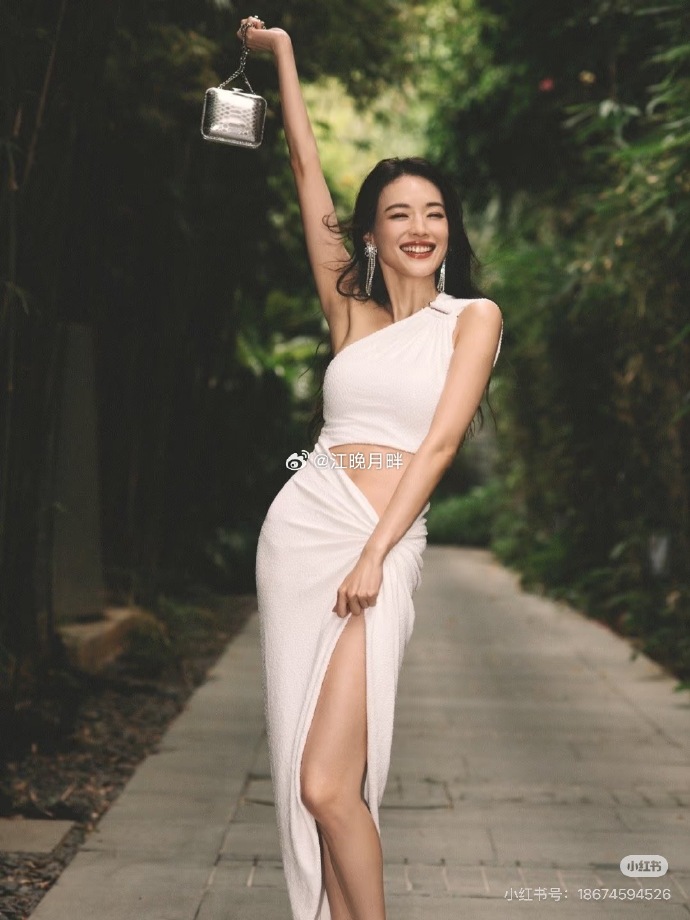 Thư Kỳ: "Kh&ocirc;ng trang điểm, t&ocirc;i cũng giống phụ nữ 50 tuổi" - Ảnh 13.