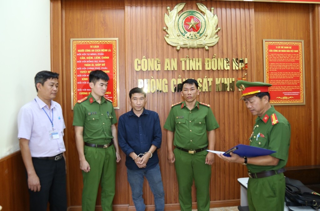 Bắt 2 đối tượng đổ hơn 500 tấn da b&ograve; h&ocirc;i thối xuống đất g&acirc;y &ocirc; nhiễm m&ocirc;i trường- Ảnh 2.