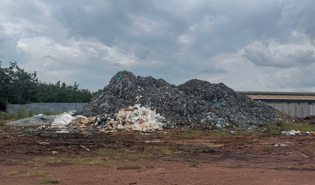 Bắt 2 đối tượng đổ hơn 500 tấn da b&ograve; h&ocirc;i thối xuống đất g&acirc;y &ocirc; nhiễm m&ocirc;i trường- Ảnh 1.