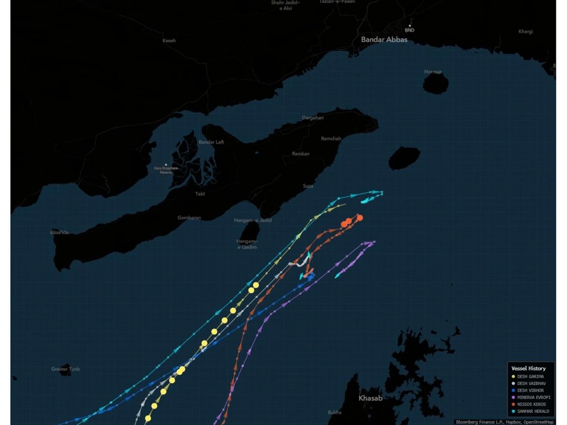 Nghe tin eo biển Hormuz 'đ&atilde; th&ocirc;ng', 6 t&agrave;u chở 8,3 triệu th&ugrave;ng dầu lập tức nhổ neo, đến giữa đường bất ngờ phải quay đầu &ndash; chuyện g&igrave; đang xảy ra?- Ảnh 2.