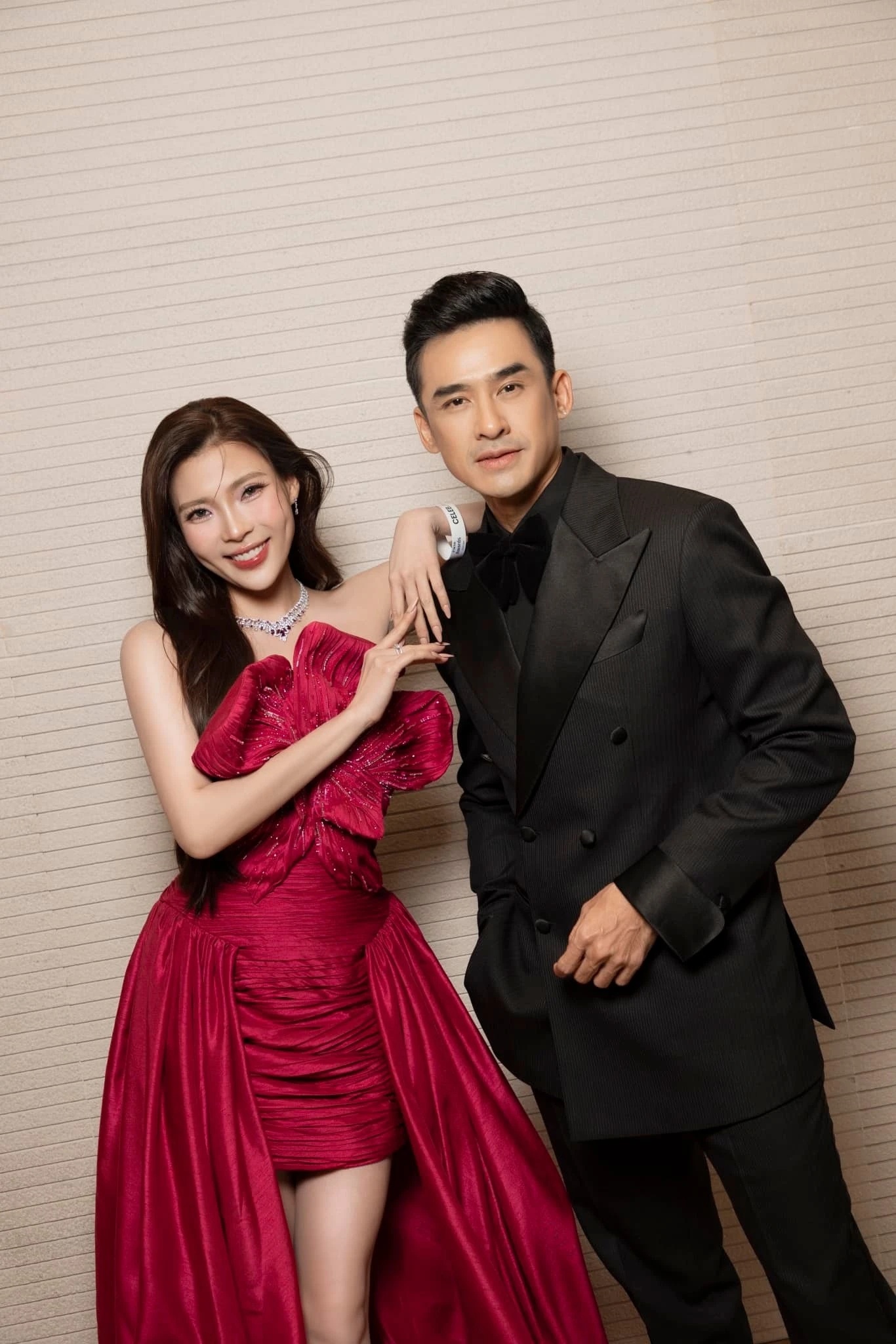 Ph&aacute;t hiện B&oacute;ng Ma Hạnh Ph&uacute;c "x&agrave;i ch&ugrave;a" ảnh cưới của cặp đ&ocirc;i nổi tiếng: Thay mỗi c&aacute;i mặt, tiết kiệm thế l&agrave; c&ugrave;ng- Ảnh 6.