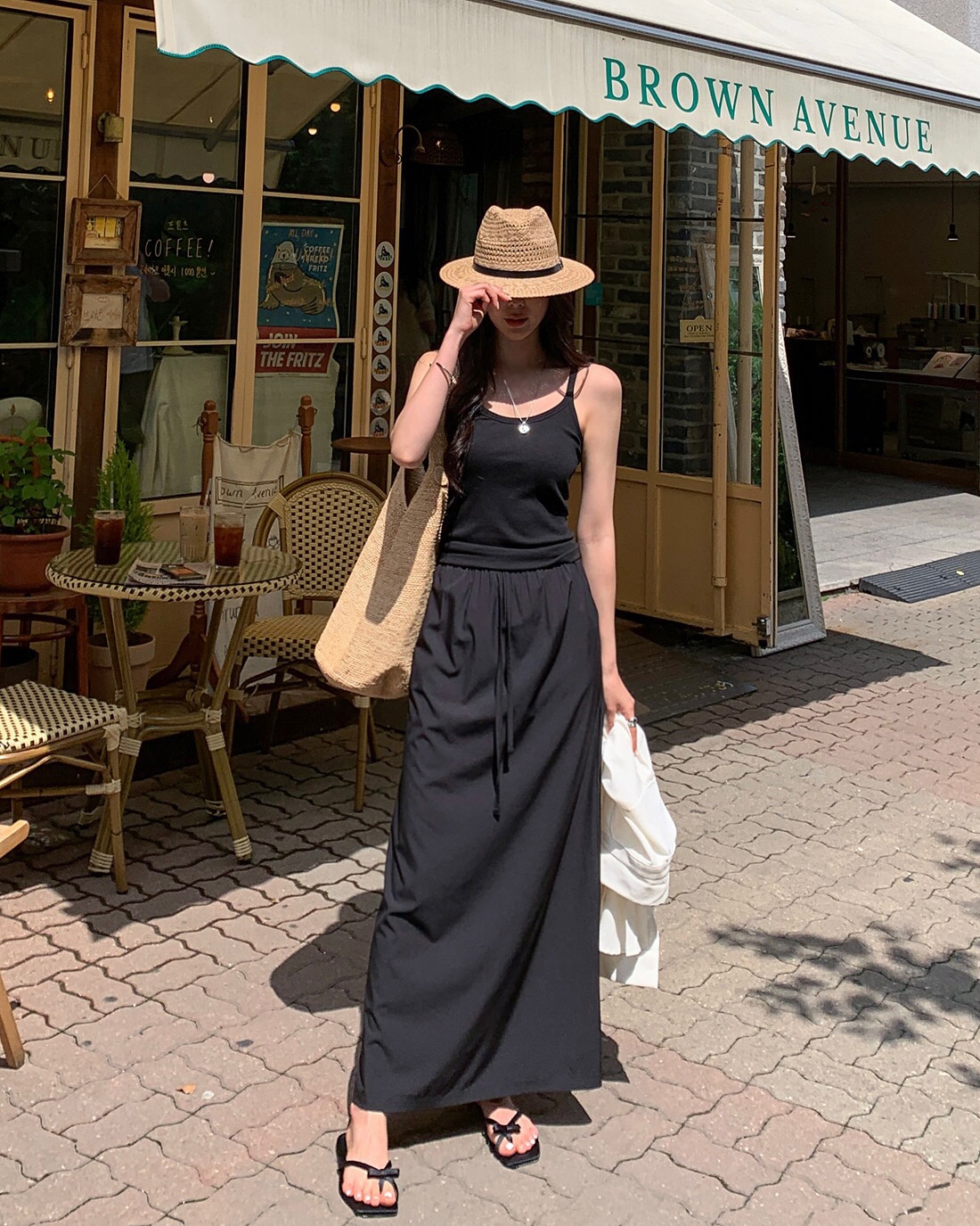 Ch&acirc;n v&aacute;y đen đơn giản đến mấy cũng trở n&ecirc;n sang xịn mịn khi mix với 4 mẫu &aacute;o- Ảnh 5.