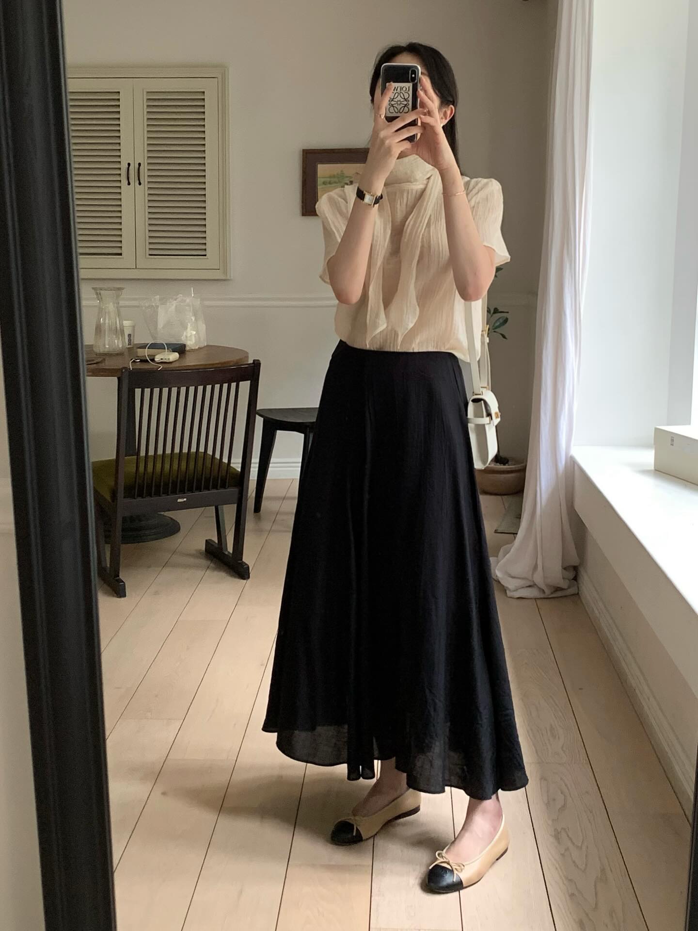 Ch&acirc;n v&aacute;y đen đơn giản đến mấy cũng trở n&ecirc;n sang xịn mịn khi mix với 4 mẫu &aacute;o- Ảnh 2.