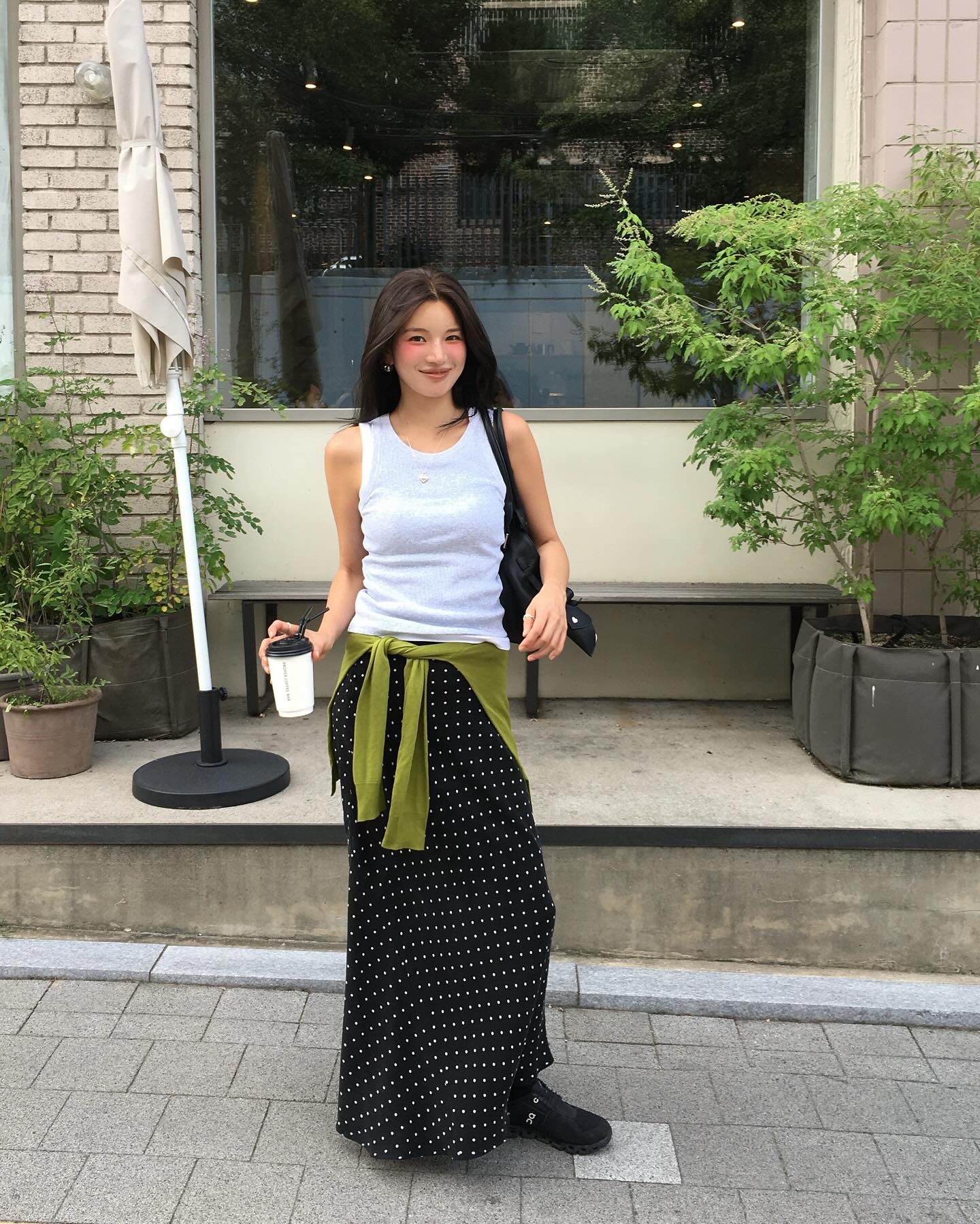 Ch&acirc;n v&aacute;y đen đơn giản đến mấy cũng trở n&ecirc;n sang xịn mịn khi mix với 4 mẫu &aacute;o- Ảnh 6.