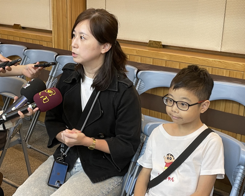 Cặp vợ chồng &ldquo;chia nhau&rdquo; hiến gan, thận cho con trai 12 tuổi mắc bệnh hiếm- Ảnh 2.