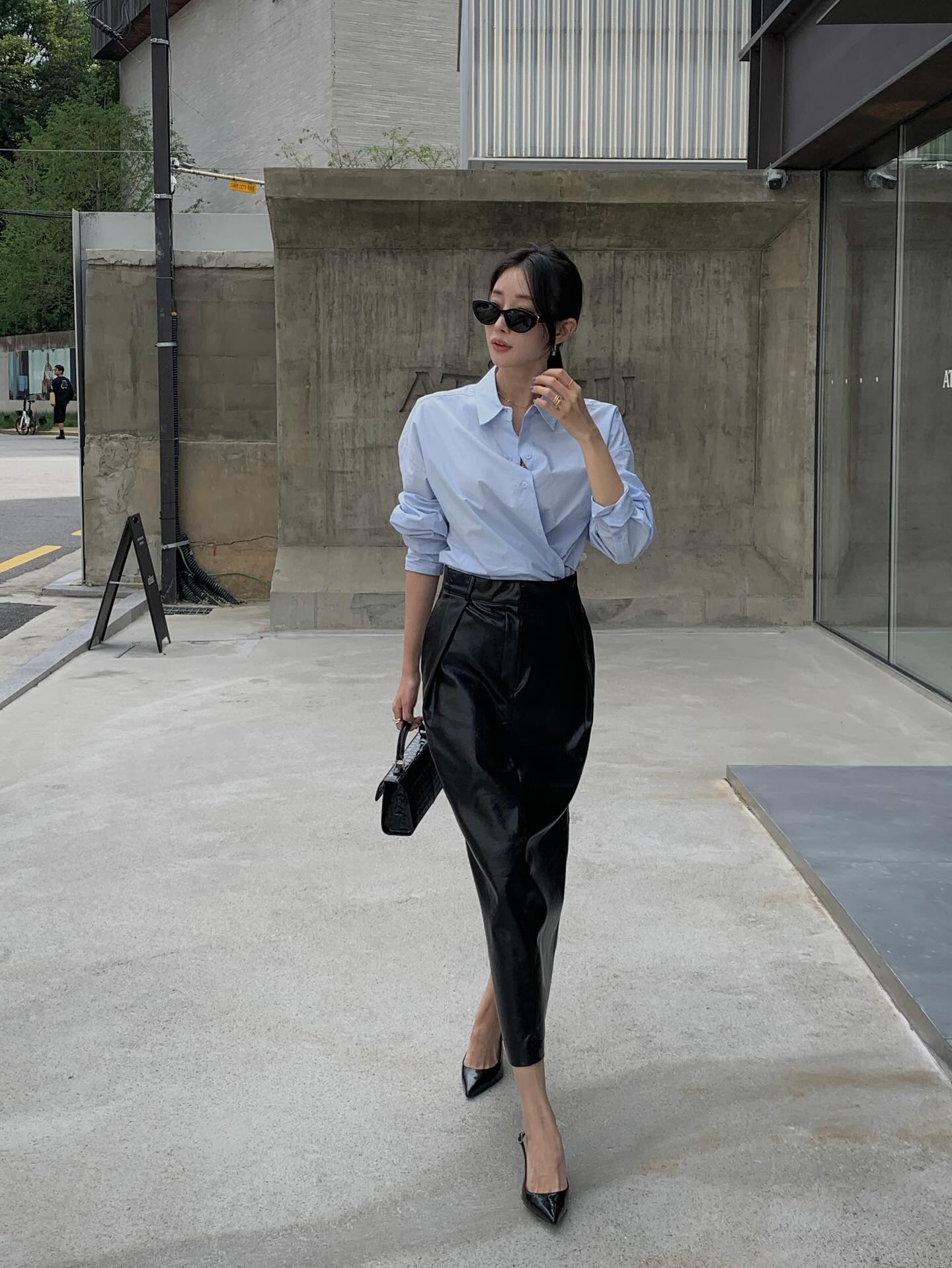 Ch&acirc;n v&aacute;y đen đơn giản đến mấy cũng trở n&ecirc;n sang xịn mịn khi mix với 4 mẫu &aacute;o- Ảnh 9.