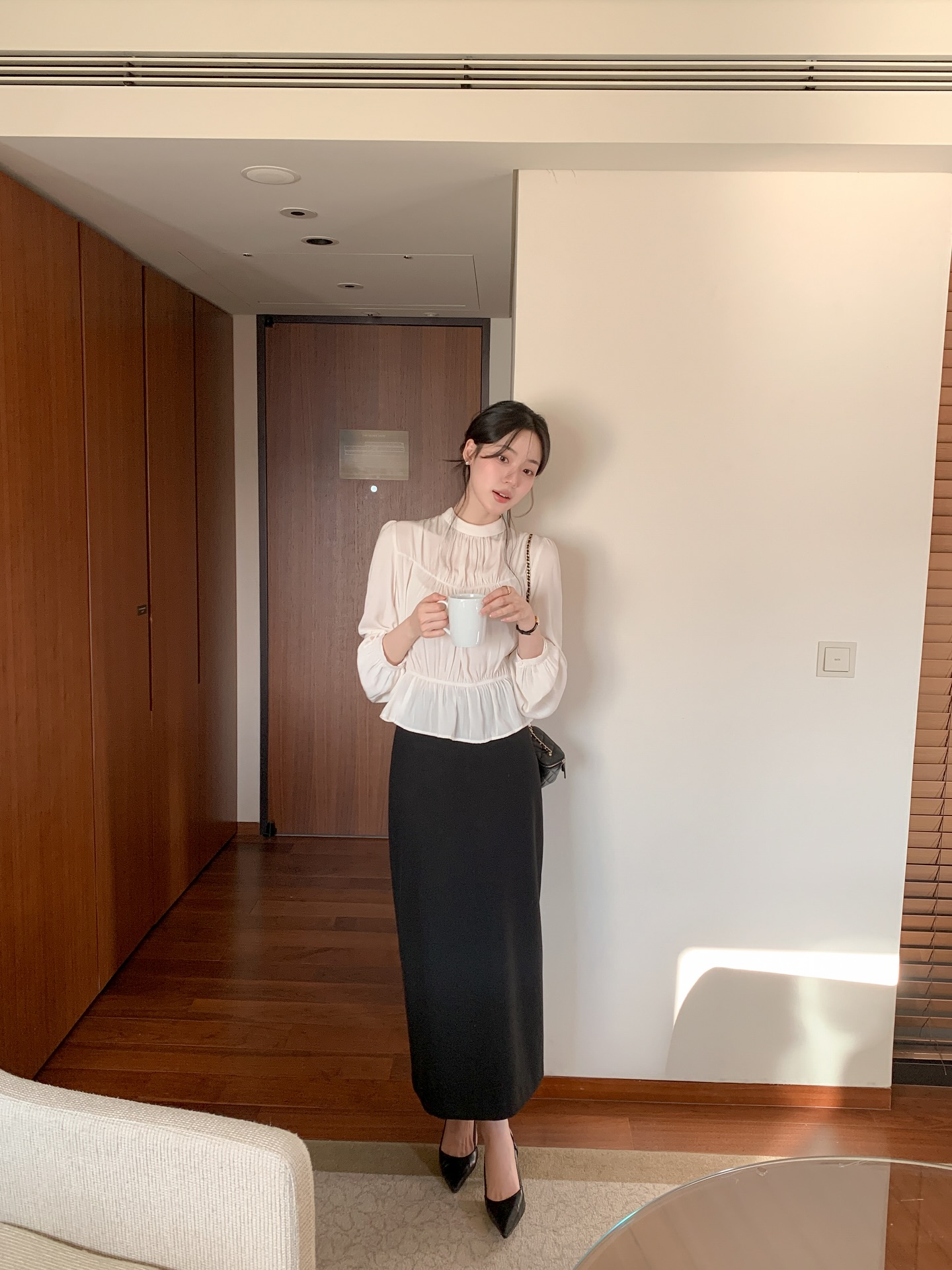 Ch&acirc;n v&aacute;y đen đơn giản đến mấy cũng trở n&ecirc;n sang xịn mịn khi mix với 4 mẫu &aacute;o- Ảnh 1.