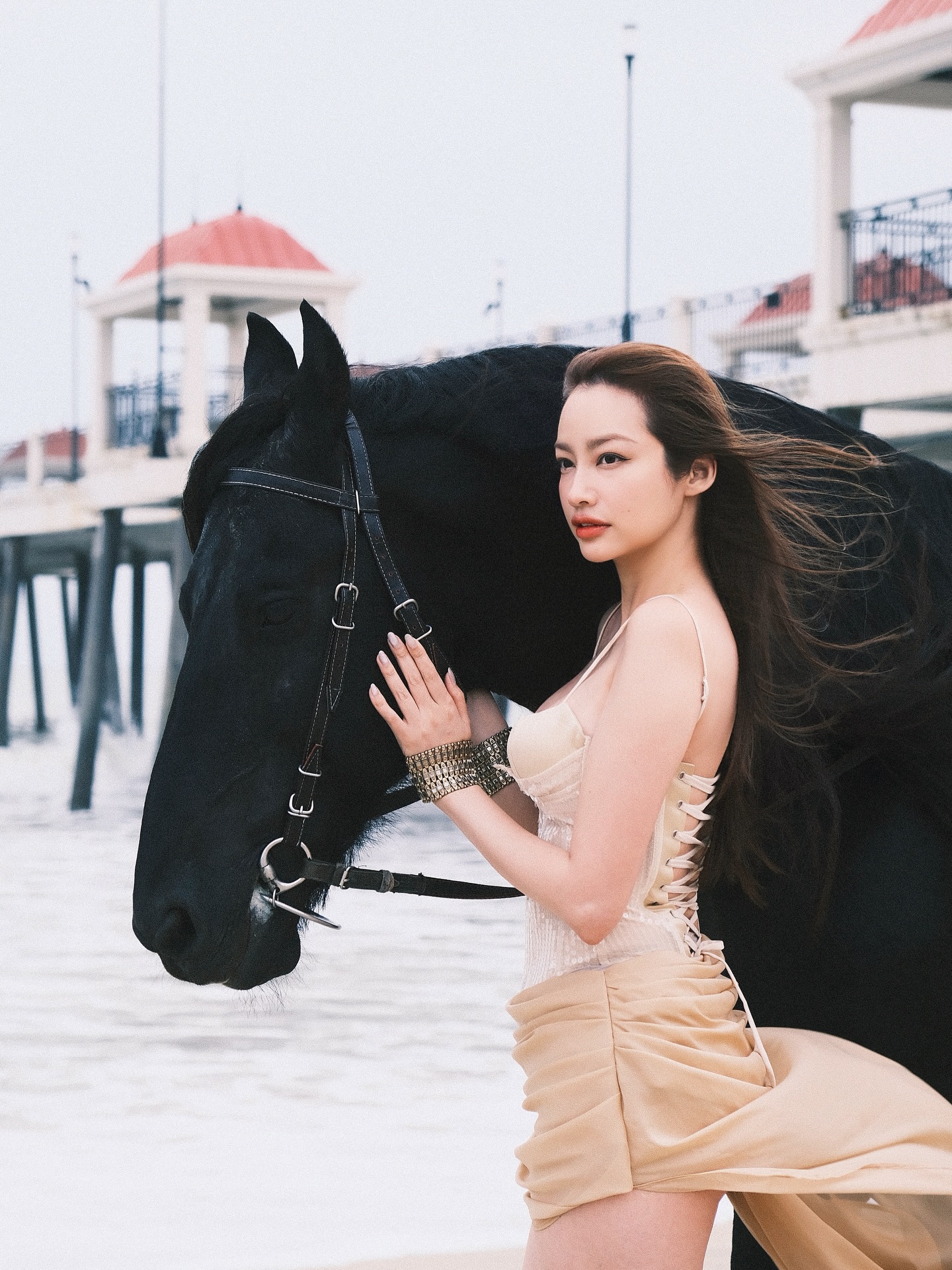 Hoa hậu Việt xuất hiện gợi cảm tại Coachella 2026: Từng lọt top 100 gương mặt đẹp nhất thế giới, nhan sắc hiện tại ra sao?- Ảnh 7.