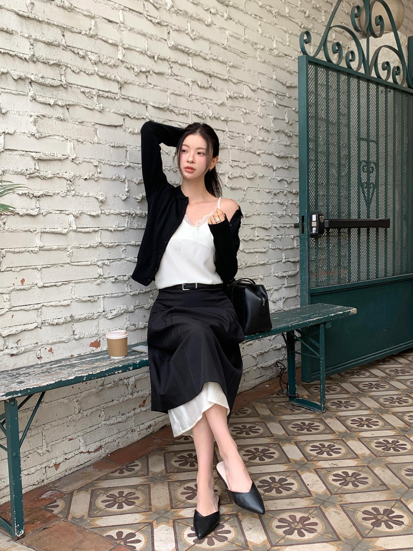 Ch&acirc;n v&aacute;y đen đơn giản đến mấy cũng trở n&ecirc;n sang xịn mịn khi mix với 4 mẫu &aacute;o- Ảnh 4.