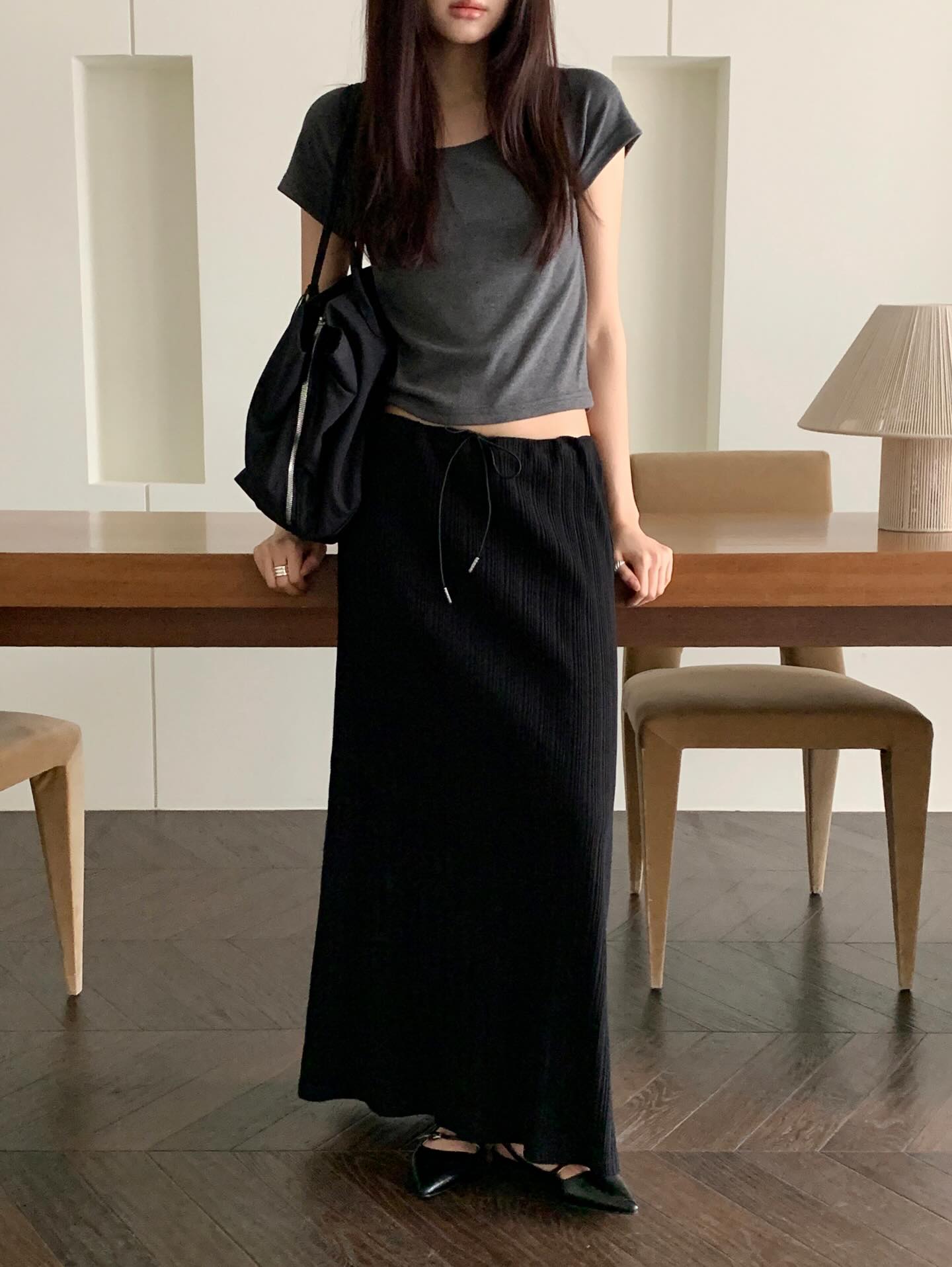 Ch&acirc;n v&aacute;y đen đơn giản đến mấy cũng trở n&ecirc;n sang xịn mịn khi mix với 4 mẫu &aacute;o- Ảnh 8.