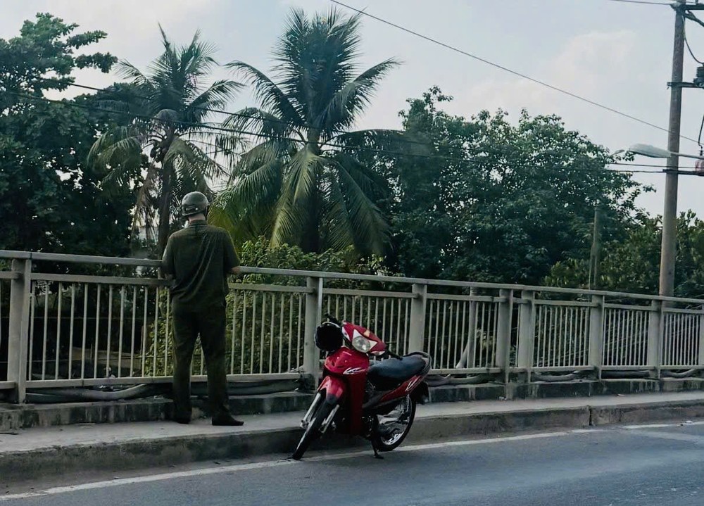 T&agrave;i xế xe &ocirc;m nghi nhảy cầu tự tử ở TP.HCM: Đồng nghiệp tiết lộ biểu hiện bất thường trước đ&oacute;- Ảnh 1.