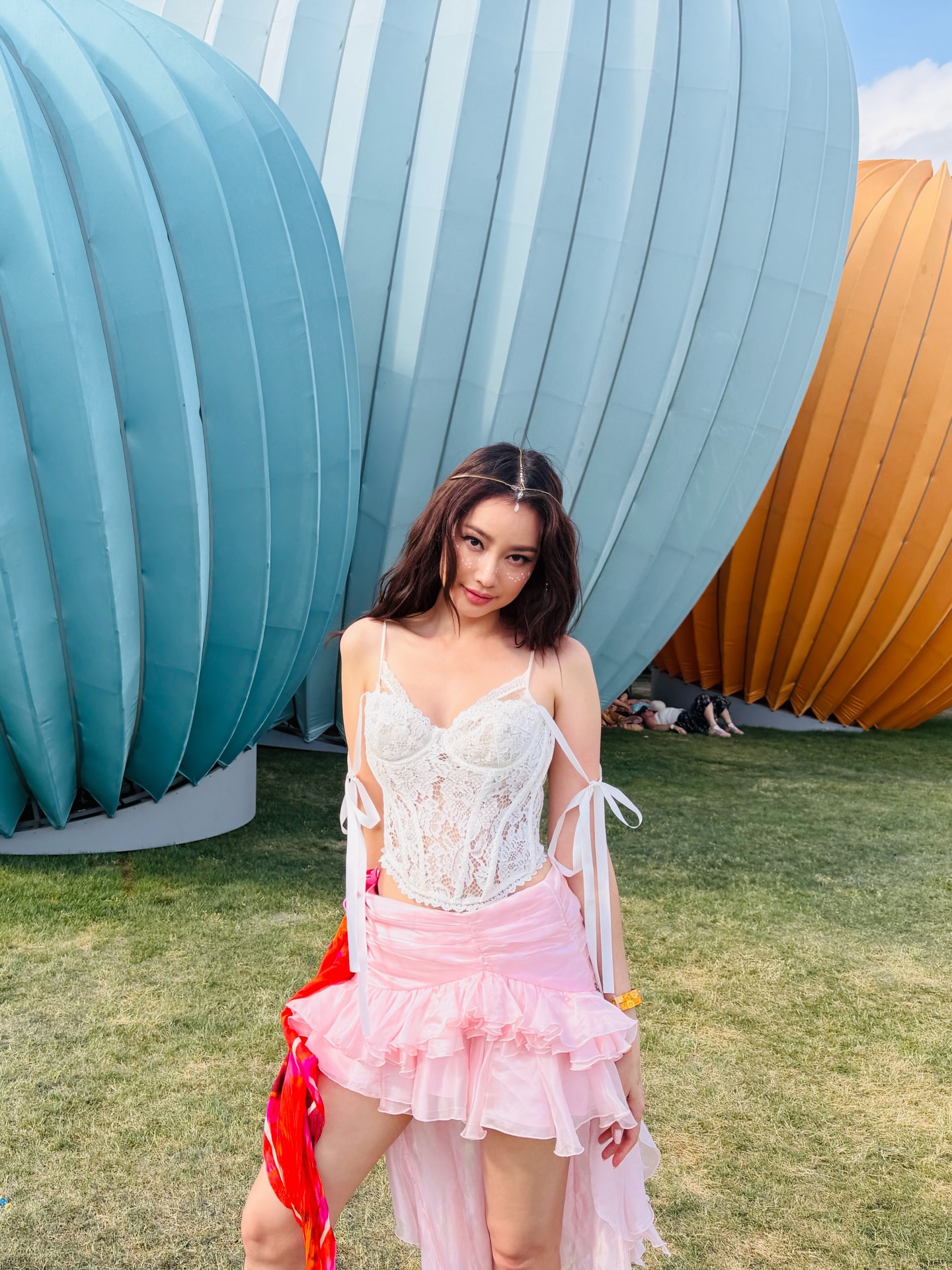 Hoa hậu Việt xuất hiện gợi cảm tại Coachella 2026: Từng lọt top 100 gương mặt đẹp nhất thế giới, nhan sắc hiện tại ra sao?- Ảnh 4.