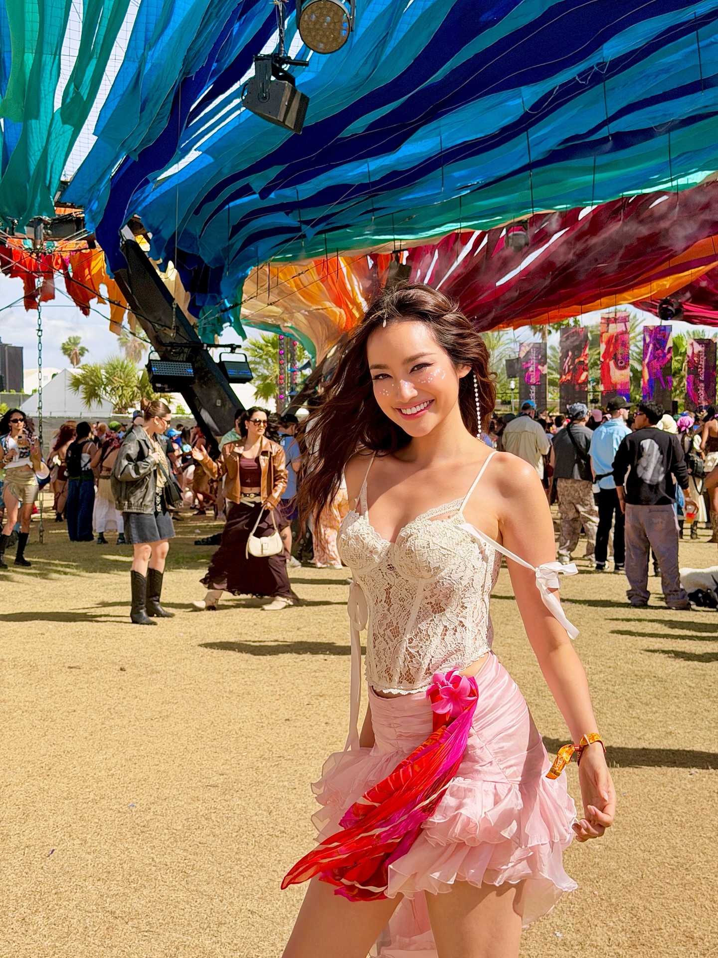 Hoa hậu Việt xuất hiện gợi cảm tại Coachella 2026: Từng lọt top 100 gương mặt đẹp nhất thế giới, nhan sắc hiện tại ra sao?- Ảnh 3.