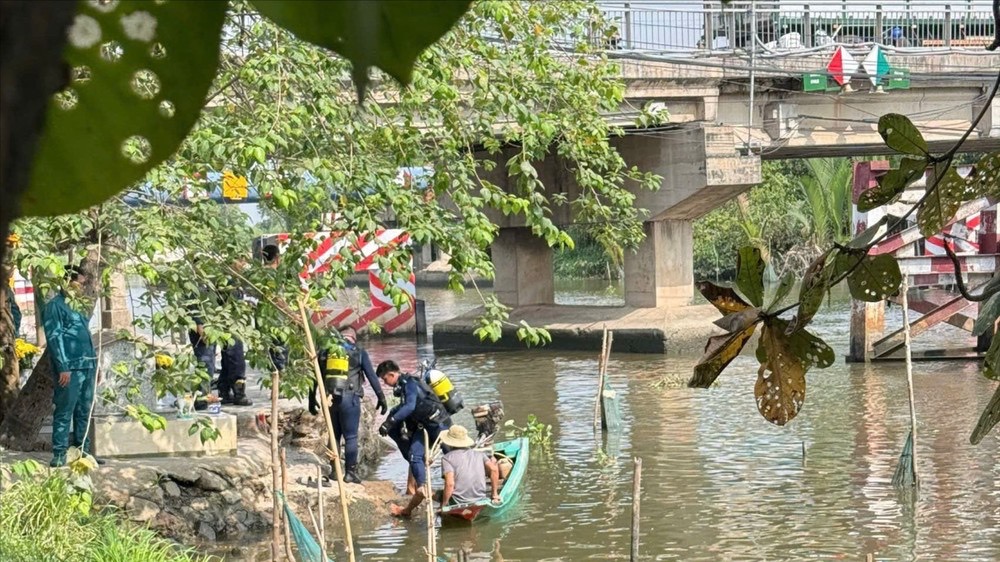 T&agrave;i xế xe &ocirc;m nghi nhảy cầu tự tử ở TP.HCM: Đồng nghiệp tiết lộ biểu hiện bất thường trước đ&oacute;- Ảnh 2.