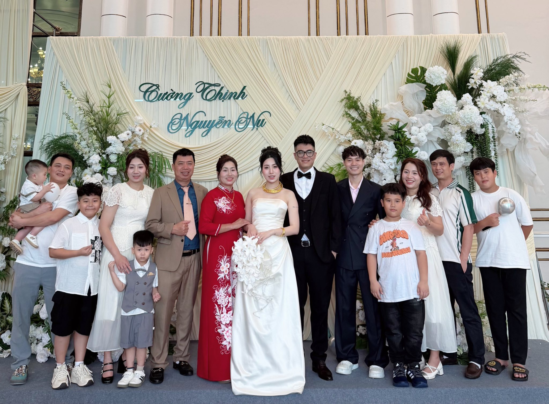 Văn To&agrave;n diện vest bảnh bao ăn cưới em g&aacute;i, c&ocirc; d&acirc;u visual s&aacute;ng bừng, v&agrave;ng đeo trĩu cổ- Ảnh 2.