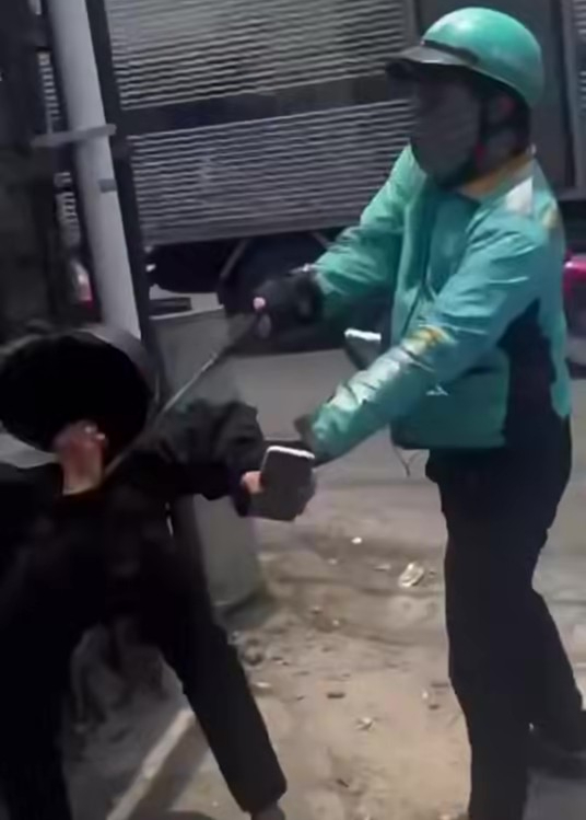 T&agrave;i xế xe &ocirc;m c&ocirc;ng nghệ cầm gậy 3 kh&uacute;c đ&aacute;nh người đi đường giữa giao lộ ở TP.HCM- Ảnh 1.