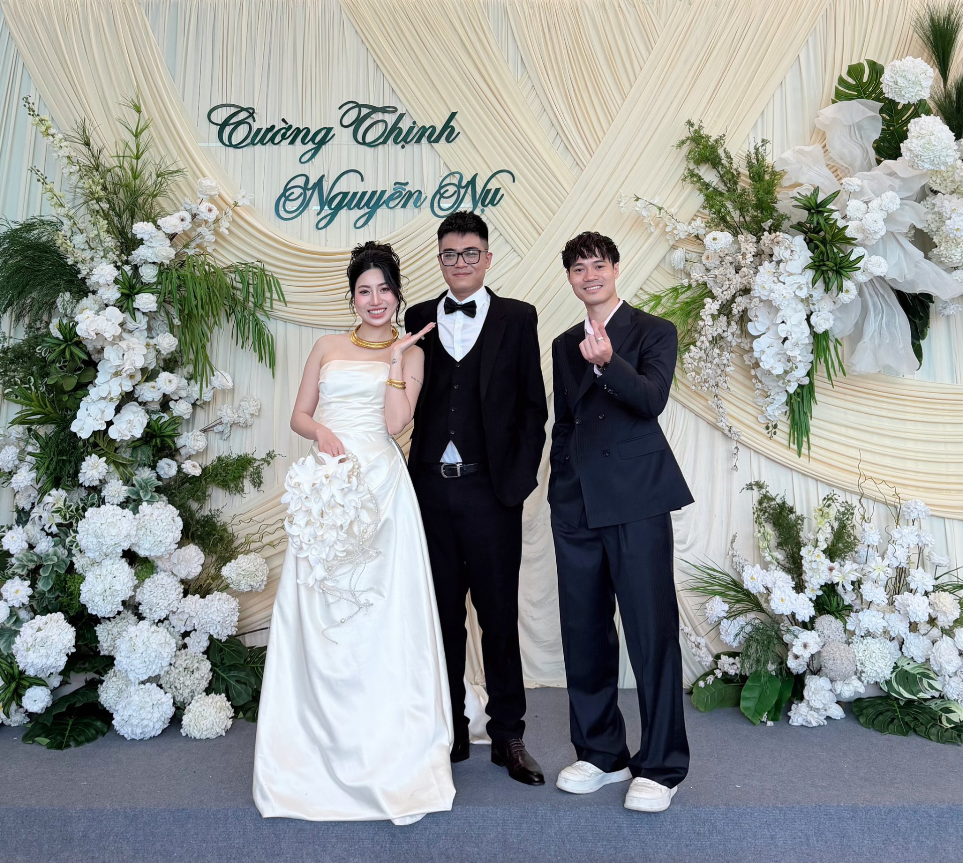 Văn To&agrave;n diện vest bảnh bao ăn cưới em g&aacute;i, c&ocirc; d&acirc;u visual s&aacute;ng bừng, v&agrave;ng đeo trĩu cổ- Ảnh 1.