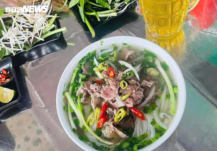 Ăn phở buổi s&aacute;ng nhưng đừng uống cạn nước phở, b&aacute;c sĩ chỉ l&yacute; do- Ảnh 1.