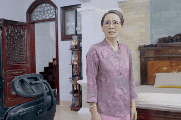 Ph&aacute;t hiện B&oacute;ng Ma Hạnh Ph&uacute;c "x&agrave;i ch&ugrave;a" ảnh cưới của cặp đ&ocirc;i nổi tiếng: Thay mỗi c&aacute;i mặt, tiết kiệm thế l&agrave; c&ugrave;ng- Ảnh 3.