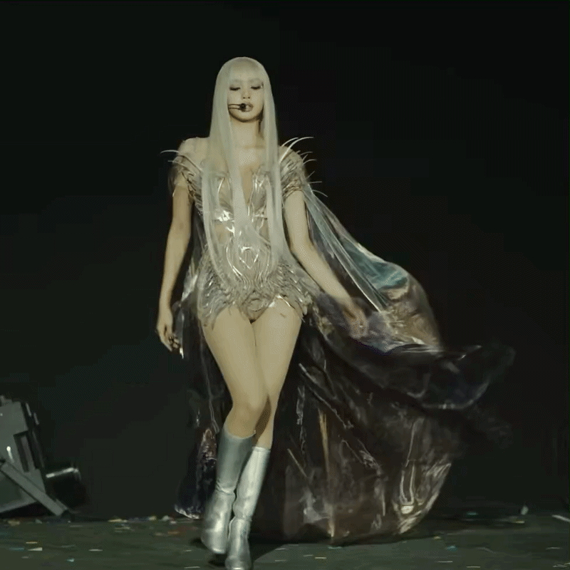 C&oacute; thể l&agrave; xịn nhất Coachella: Lisa vừa diễn Victoria's Secret giữa sa mạc phải kh&ocirc;ng?- Ảnh 1.