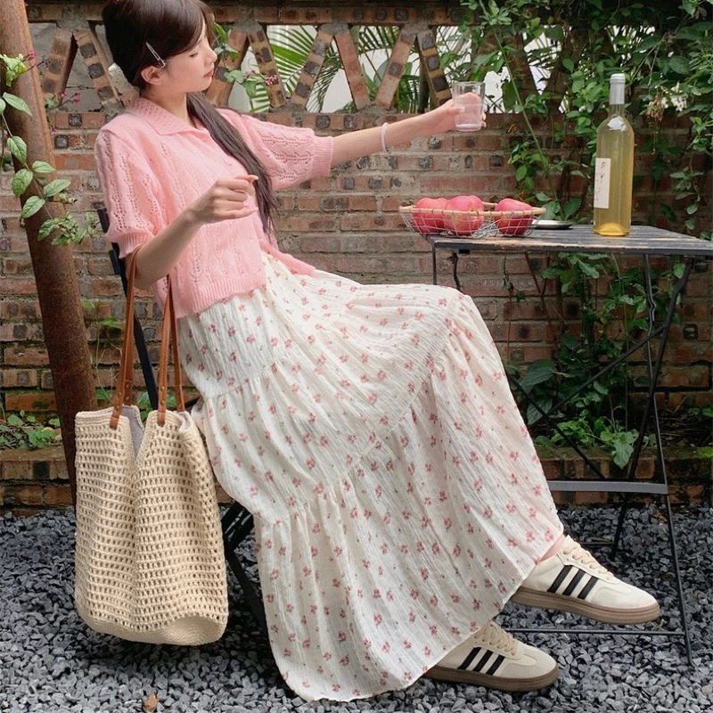 8 c&aacute;ch phối ch&acirc;n v&aacute;y hoa nh&iacute; gi&uacute;p n&agrave;ng mặc đẹp từ c&ocirc;ng sở đến đi biển- Ảnh 7.