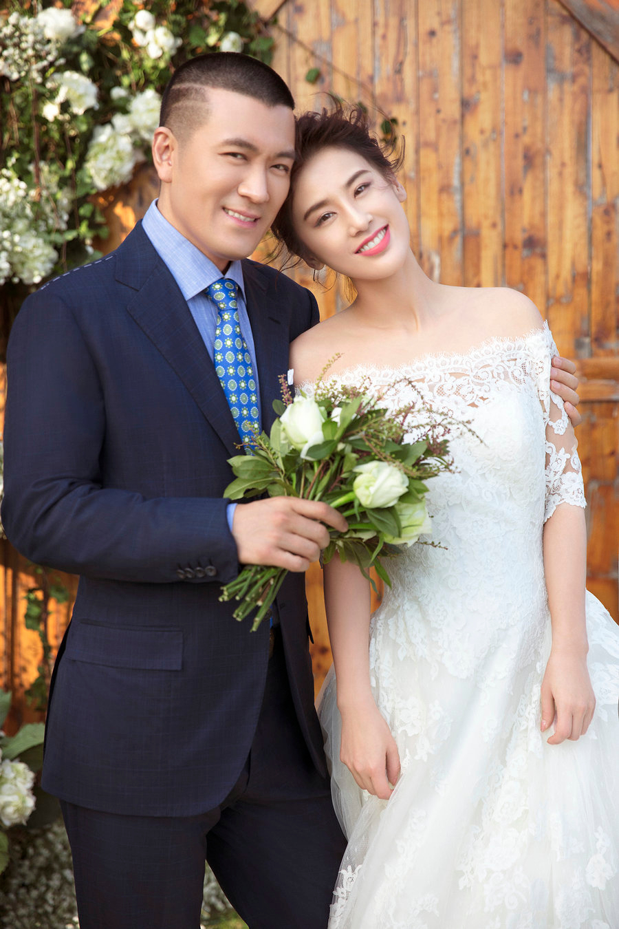 H&ocirc;n nh&acirc;n của nữ diễn vi&ecirc;n nổi tiếng "toang" rồi, chồng đại gia đ&atilde; đưa "bồ nh&iacute;" Hoa hậu Ho&agrave;n vũ về ra mắt mẹ gi&agrave;- Ảnh 1.