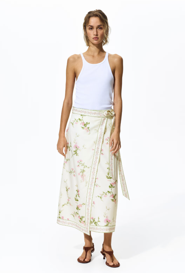 8 c&aacute;ch phối ch&acirc;n v&aacute;y hoa nh&iacute; gi&uacute;p n&agrave;ng mặc đẹp từ c&ocirc;ng sở đến đi biển- Ảnh 9.