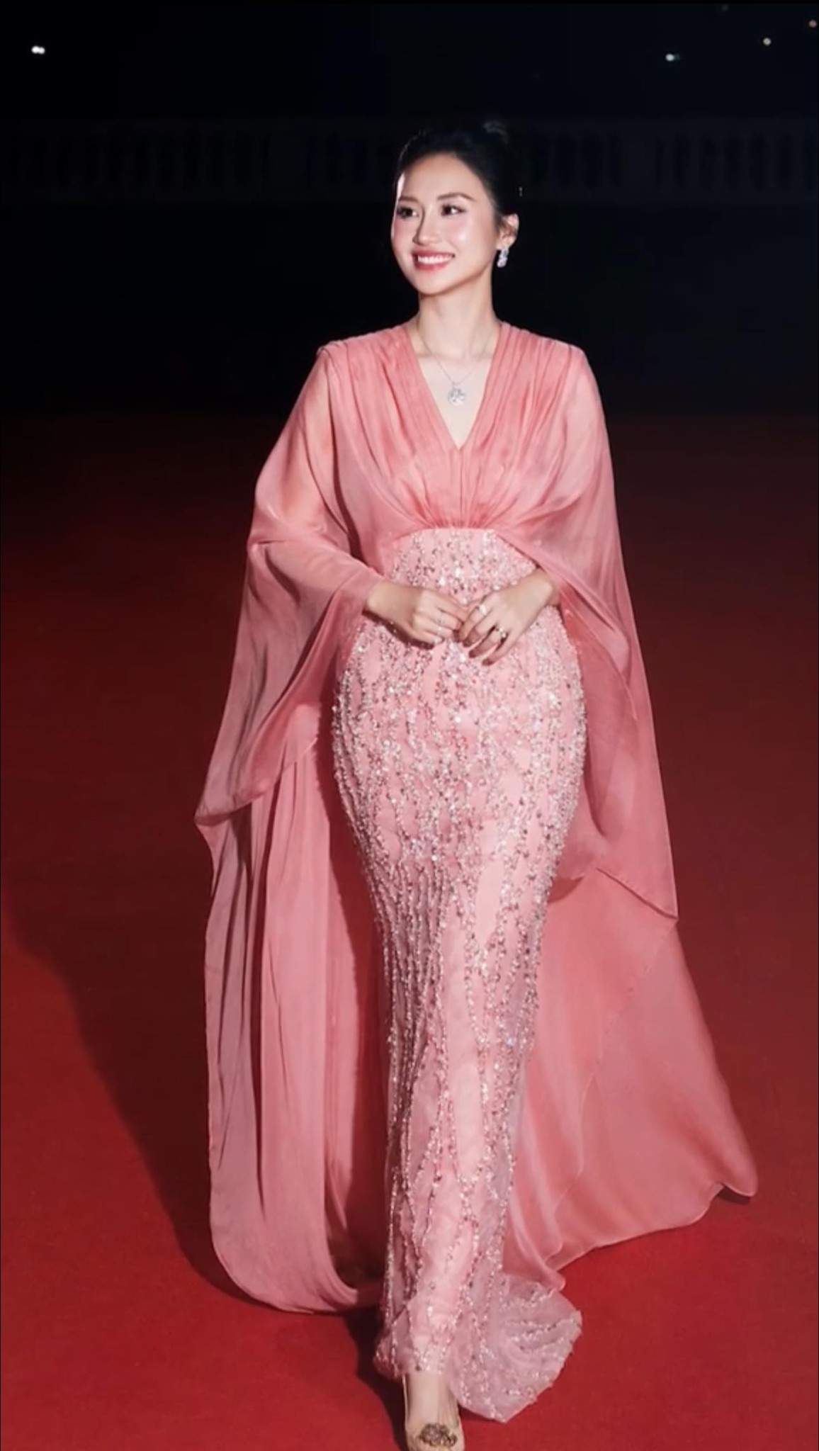 Hot lại clip B&ugrave;i Lan Anh - d&acirc;u cả nh&agrave; tỷ ph&uacute; Phạm Nhật Vượng trả lời phỏng vấn dạo trong s&acirc;n trường 9 năm trước- Ảnh 3.