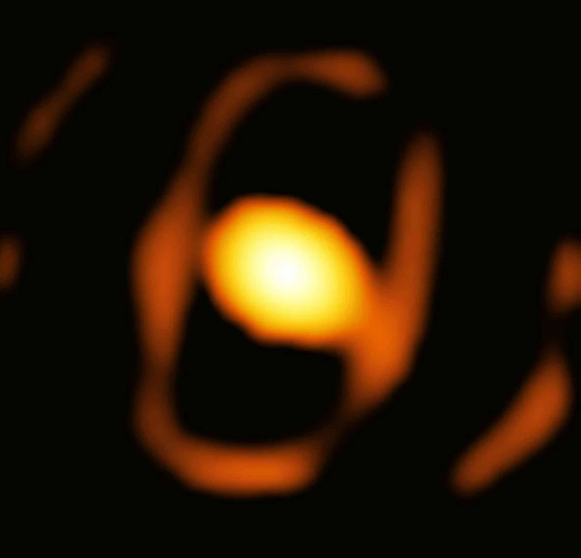 "G&atilde; khổng lồ v&agrave;ng" xuất hiện tr&ecirc;n bầu trời Tr&aacute;i Đất, sắp nổ- Ảnh 2.