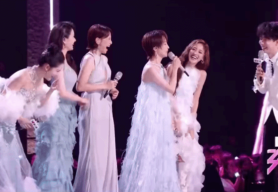 Đối thủ của Trang Ph&aacute;p nu&ocirc;i chồng t&agrave;i tử bị dị tật, d&aacute;m cầm cố sạch t&agrave;i sản l&agrave;m phim v&agrave; c&aacute;i kết cạn nước mắt- Ảnh 2.