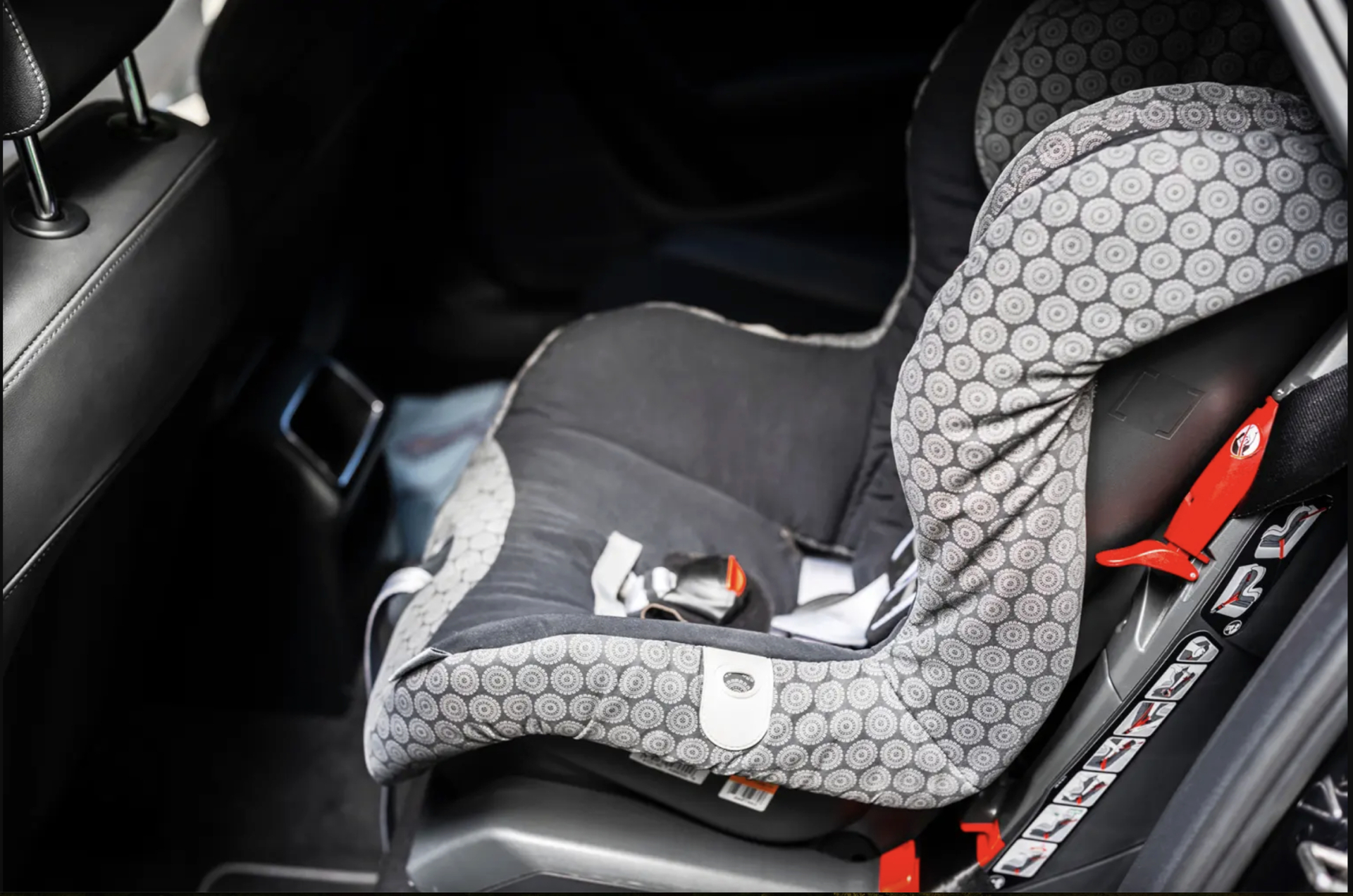 B&eacute; g&aacute;i gần 2 tuổi tử vong do bị bỏ qu&ecirc;n tr&ecirc;n &ocirc; t&ocirc;, người cha 32 tuổi bị bắt v&igrave; tội giết người- Ảnh 1.