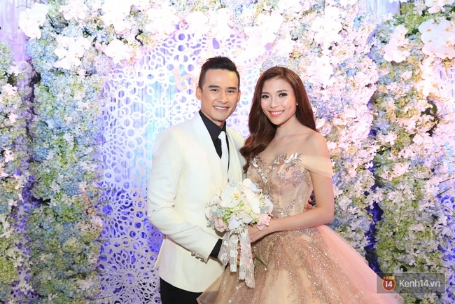 Ph&aacute;t hiện B&oacute;ng Ma Hạnh Ph&uacute;c "x&agrave;i ch&ugrave;a" ảnh cưới của cặp đ&ocirc;i nổi tiếng: Thay mỗi c&aacute;i mặt, tiết kiệm thế l&agrave; c&ugrave;ng- Ảnh 5.