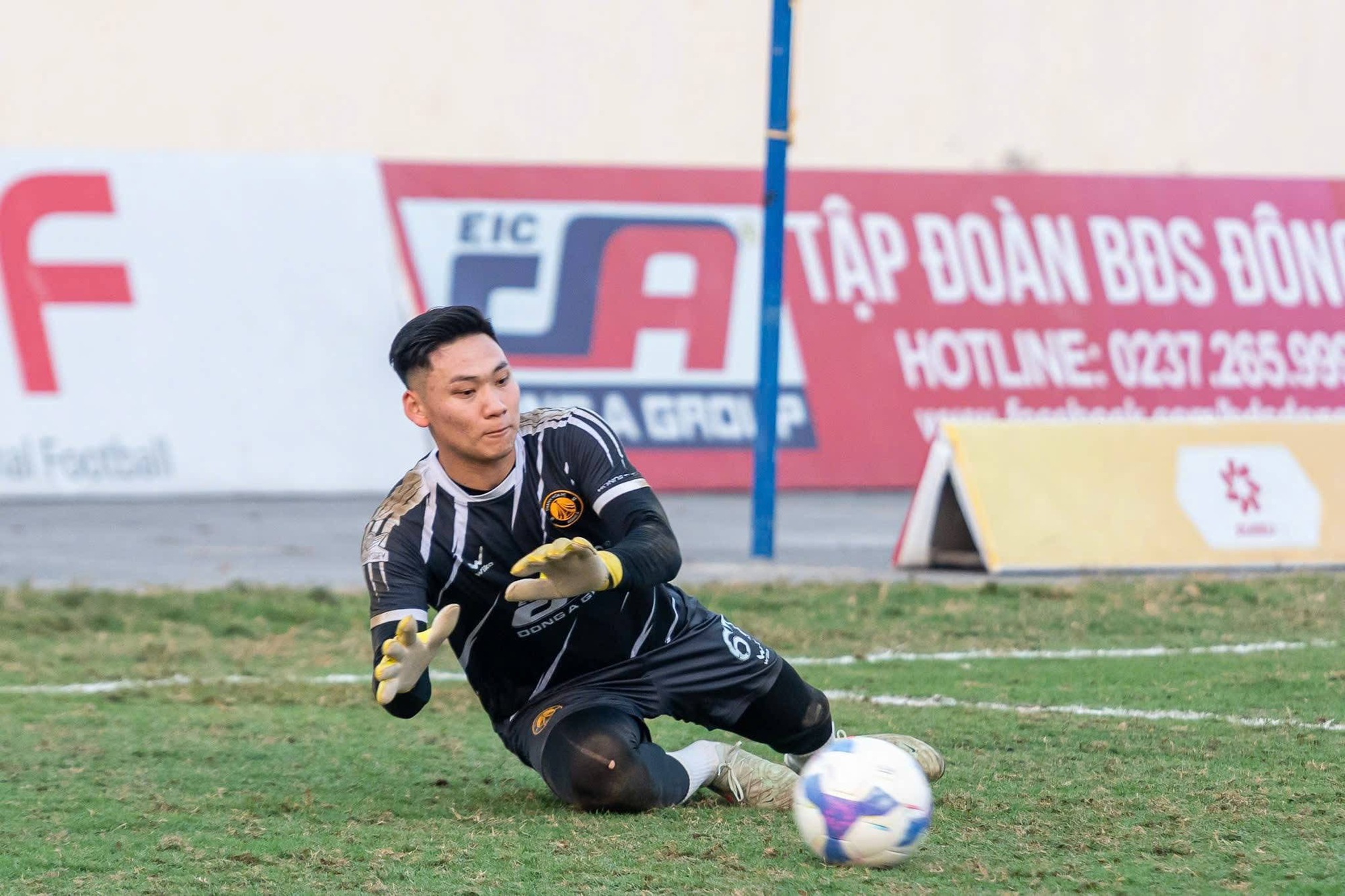 Rimario &ldquo;dỗi&rdquo; bỏ CLB Thanh Ho&aacute; về qu&ecirc;, đội b&oacute;ng xứ Thanh chồng chất kh&oacute; khăn, phải d&ugrave;ng cả thủ m&ocirc;n chơi tiền đạo- Ảnh 2.