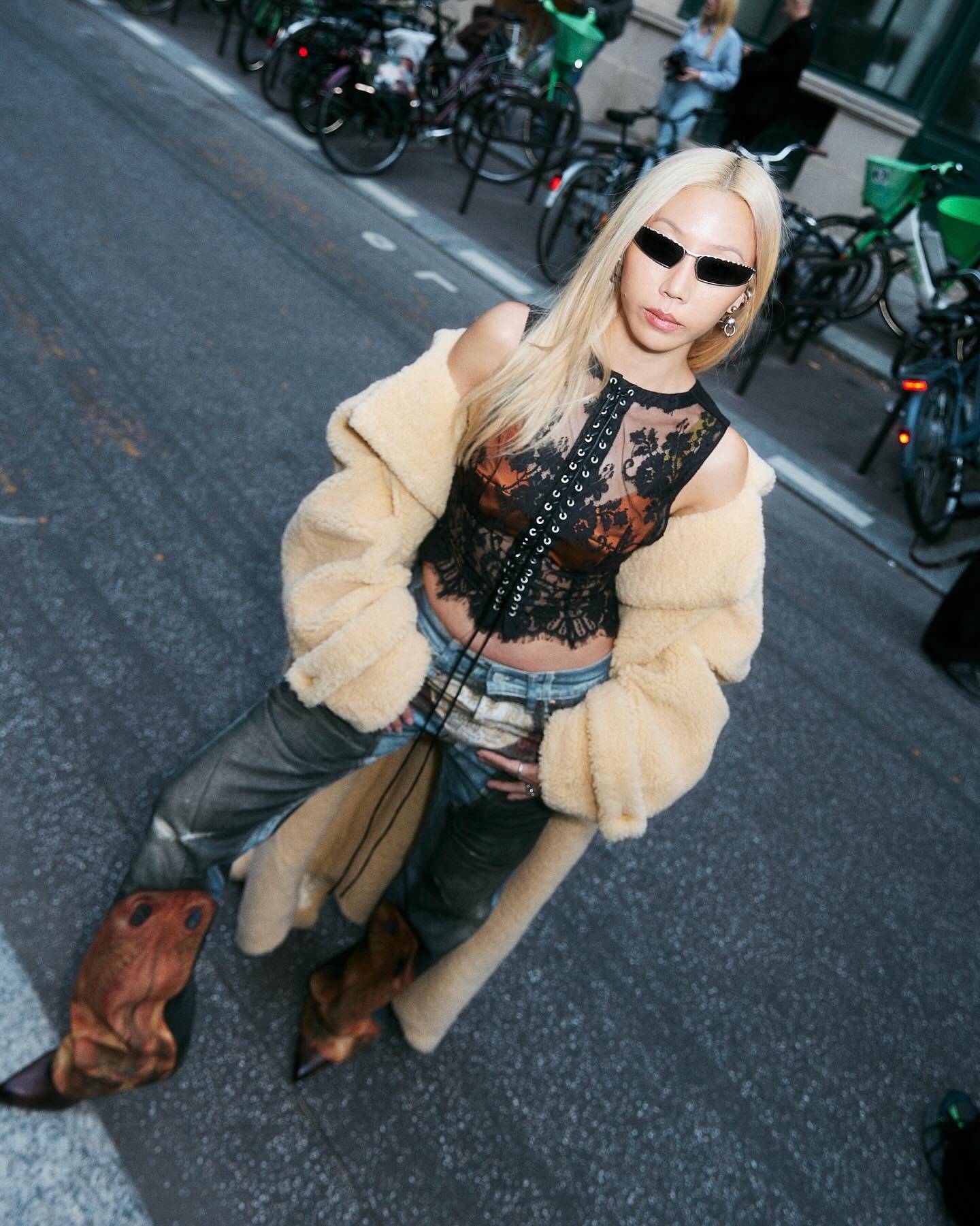 C&oacute; thể l&agrave; xịn nhất Coachella: Lisa vừa diễn Victoria's Secret giữa sa mạc phải kh&ocirc;ng?- Ảnh 5.