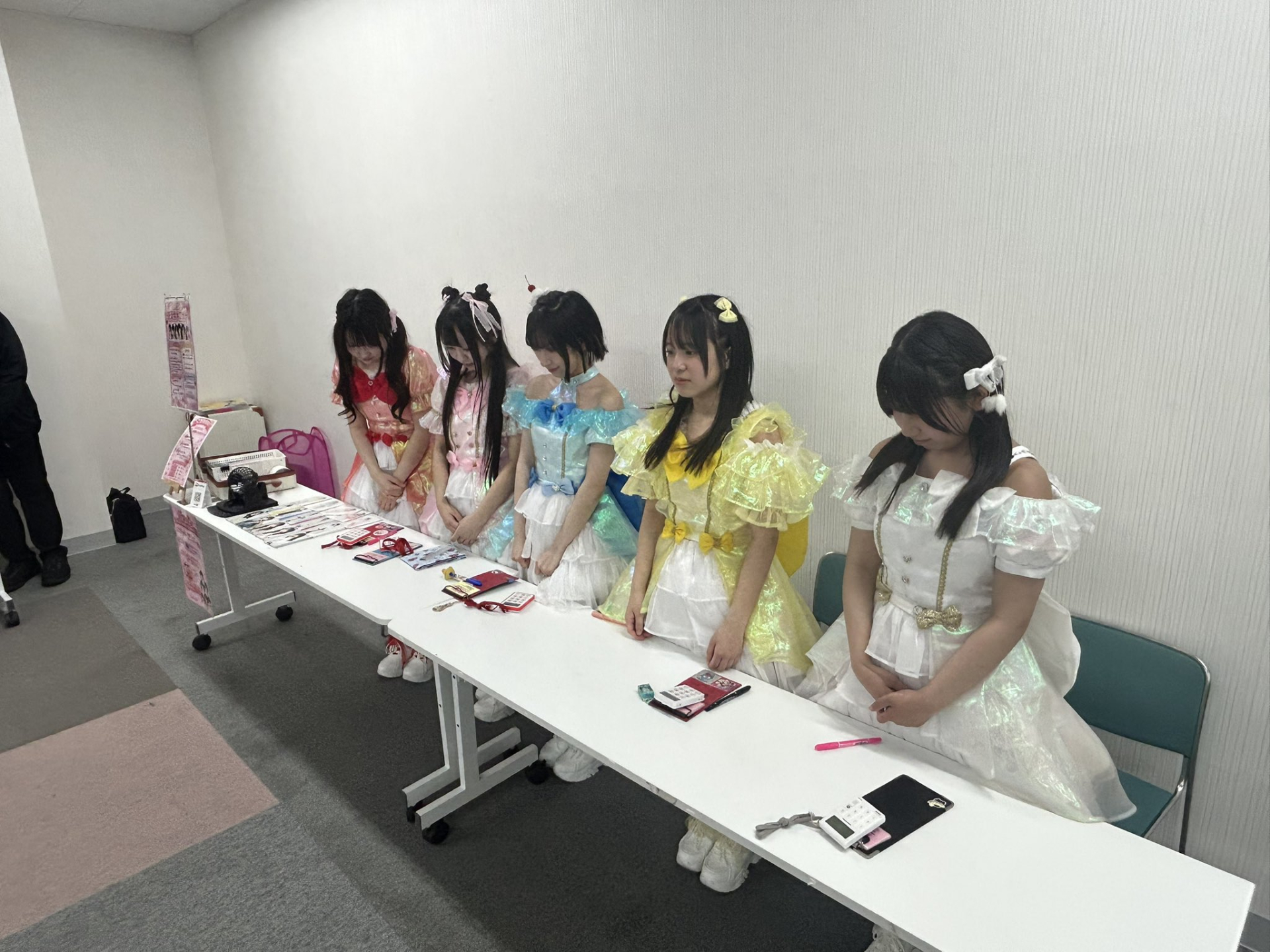 O&aacute;i oăm kh&ocirc;ng tưởng: Nh&oacute;m nhạc nữ vừa tổ chức sự kiện nhưng kh&ocirc;ng c&oacute; fan n&agrave;o tới dự- Ảnh 1.