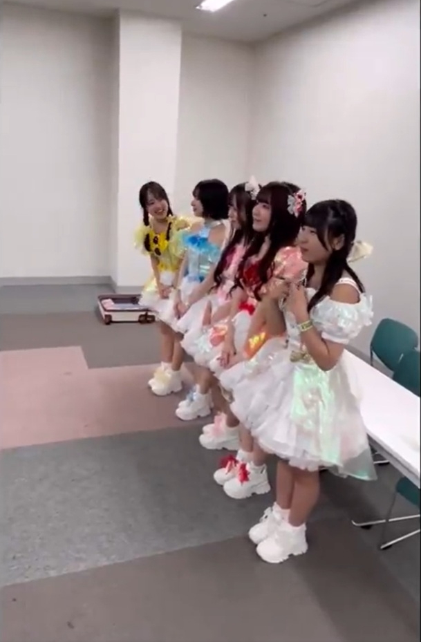 O&aacute;i oăm kh&ocirc;ng tưởng: Nh&oacute;m nhạc nữ vừa tổ chức sự kiện nhưng kh&ocirc;ng c&oacute; fan n&agrave;o tới dự- Ảnh 2.