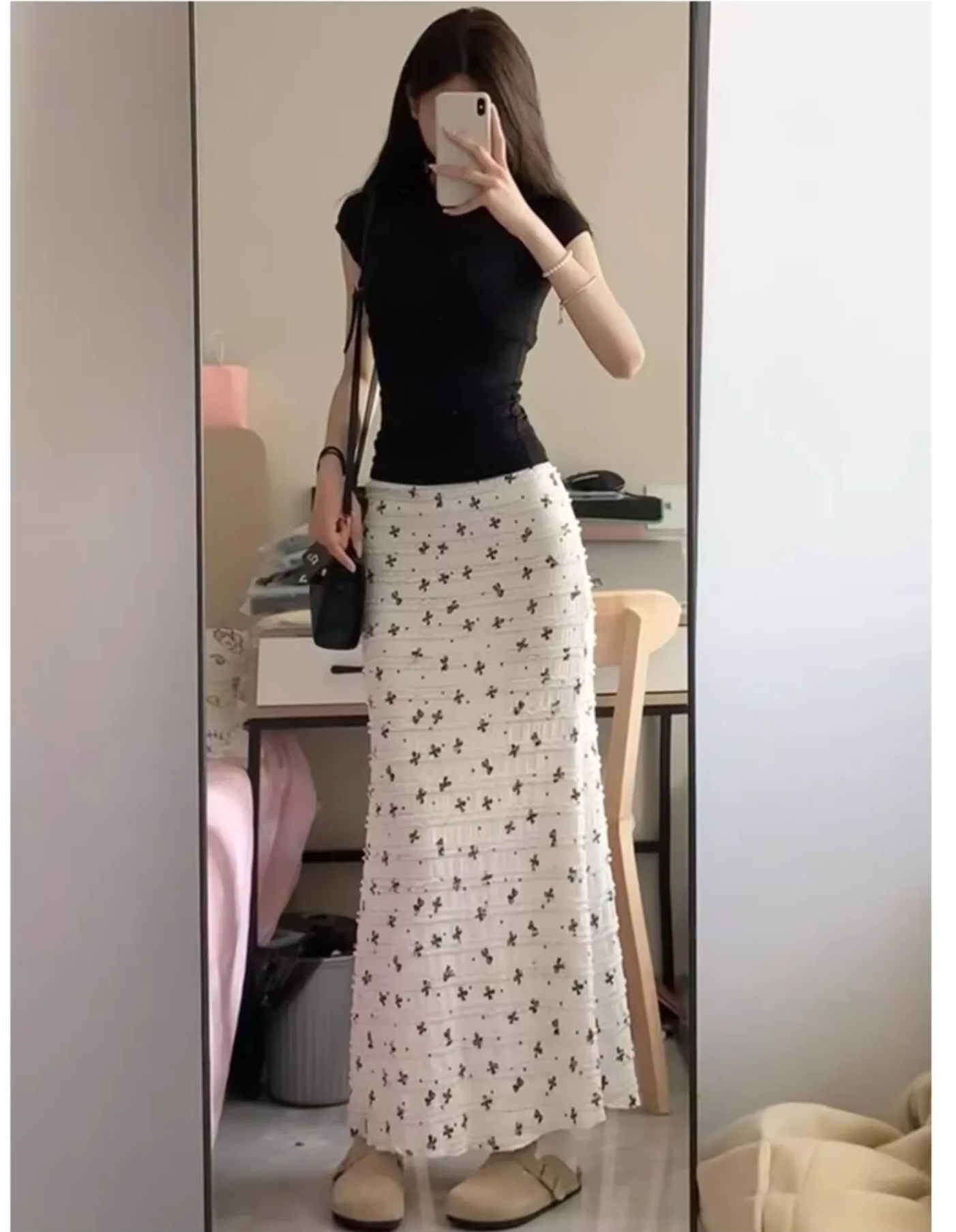 8 c&aacute;ch phối ch&acirc;n v&aacute;y hoa nh&iacute; gi&uacute;p n&agrave;ng mặc đẹp từ c&ocirc;ng sở đến đi biển- Ảnh 8.