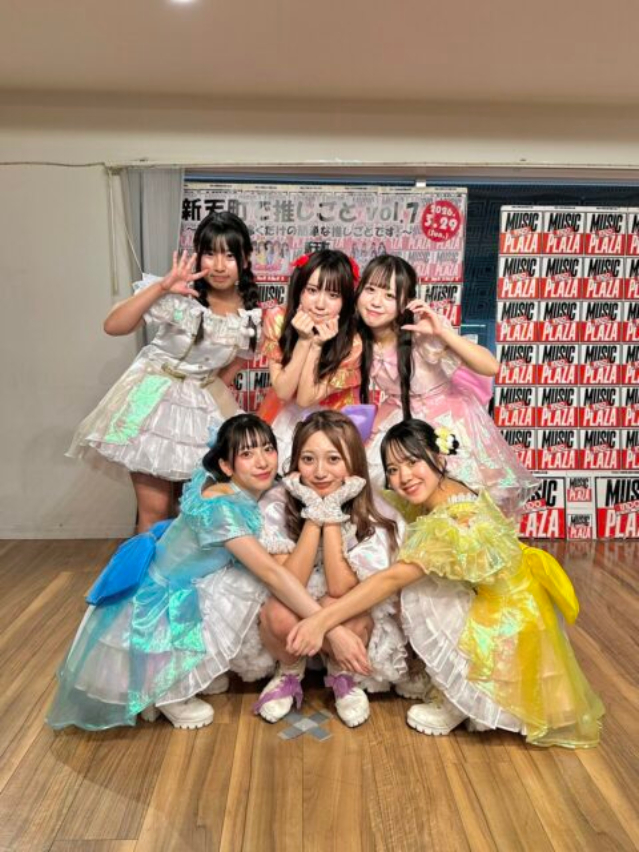 O&aacute;i oăm kh&ocirc;ng tưởng: Nh&oacute;m nhạc nữ vừa tổ chức sự kiện nhưng kh&ocirc;ng c&oacute; fan n&agrave;o tới dự- Ảnh 3.