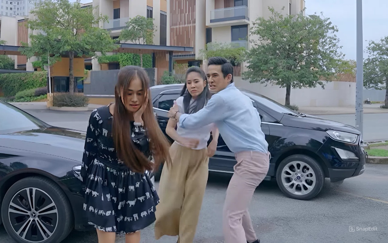 Ph&aacute;t hiện B&oacute;ng Ma Hạnh Ph&uacute;c "x&agrave;i ch&ugrave;a" ảnh cưới của cặp đ&ocirc;i nổi tiếng: Thay mỗi c&aacute;i mặt, tiết kiệm thế l&agrave; c&ugrave;ng- Ảnh 1.